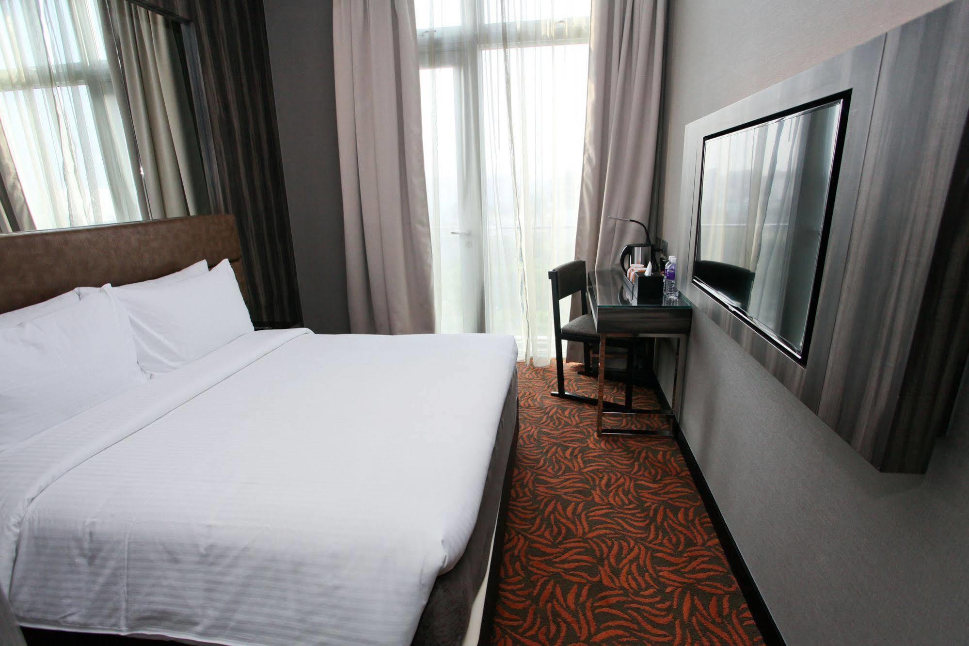 Aqueen Hotel Paya Lebar Singapore Bagian luar foto